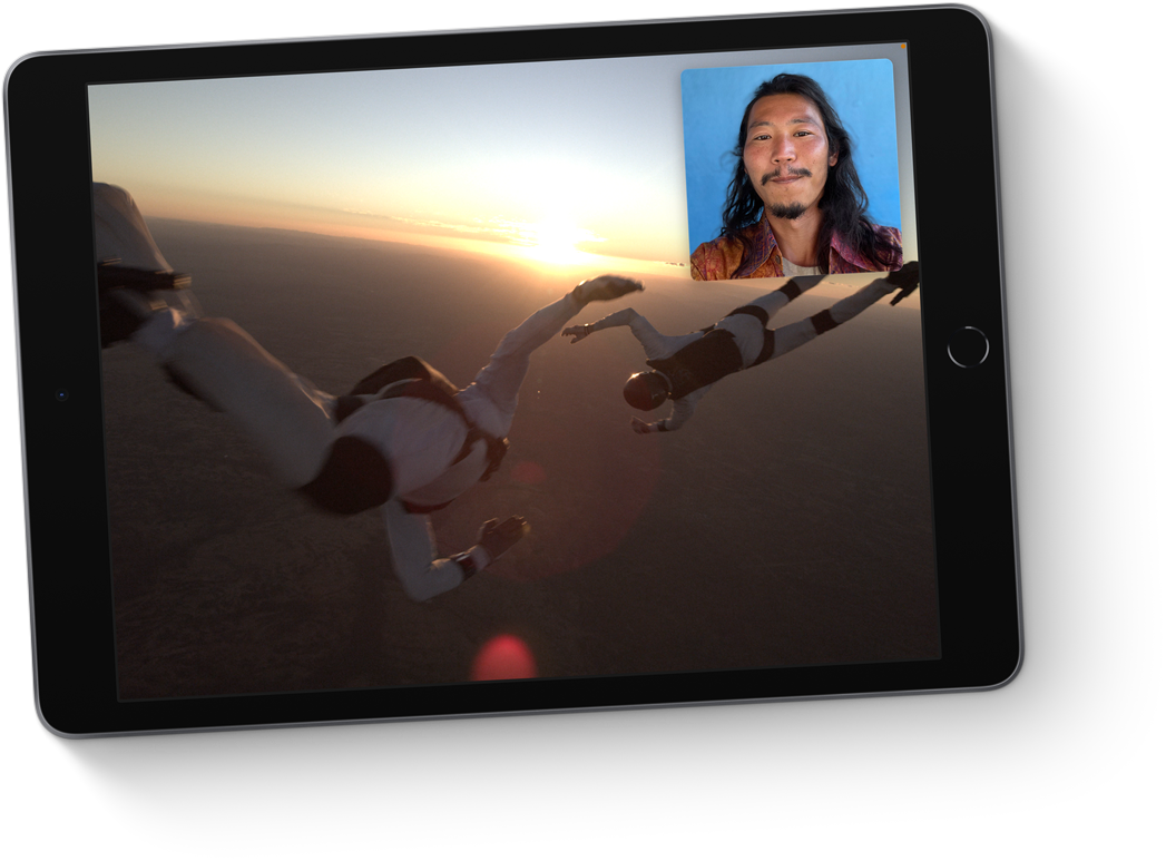 영상을 함께 질기는 모습